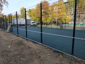 Забор на спортивную площадку 40 метров фото в Запрудне