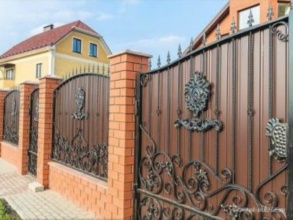 Кирпичный забор с ковкой  150 метров фото в Запрудне