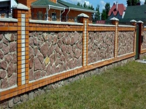 Кирпичный забор с камнем 12 метров фото в Запрудне