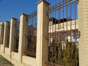 Кирпичный забор с ковкой  10 метров фото в Запрудне