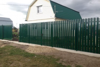 Забор из евроштакетника на ленточном фундаменте 70 метров фото в Запрудне